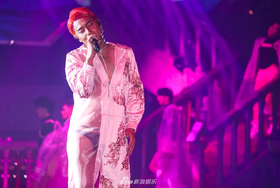 Tài tử Hoàn Châu cách cách bị la ó vì mặc phản cảm trên sân khấu